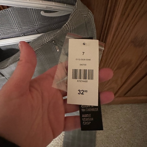 BNWT Suzy shier plaid pants. Ankle crop style. Size 7 - Picture 3 of 3